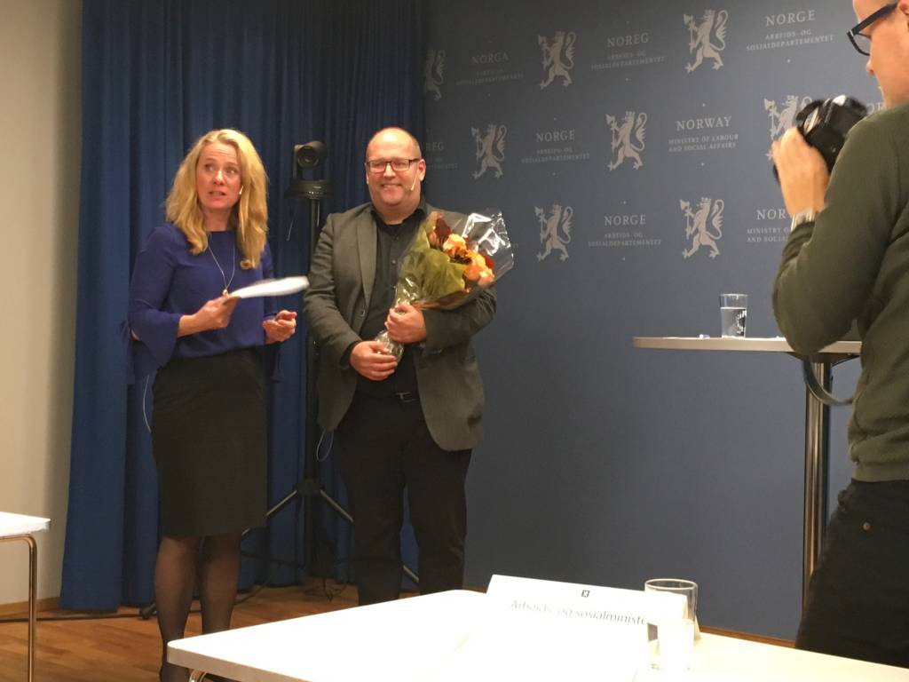 Statsråd Anikken Hauglie og arbeidsgruppens leder, Ole Andreas Engen ved overlevering av rapporten som er grunnlaget for HMS-meldingen. Foto: Roy Erling Furre