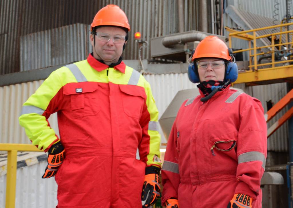 Klubbleder i SAFE i Transocean, Steinar Nesse, og forbundsleder i SAFE, Hilde-Marit Rysst, på riggbesøk i Transocean. Nå tas det tak i innleieproblematikken. Foto: Halvor Erikstein