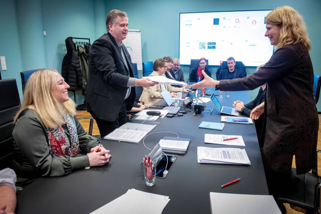 Forhandlingsleder Kjell Morten Aune overleverer Parat sine krav til forhandlingsleder Sunniva Berntsen i Norsk Industri. Foto: Gorm K. Gaare